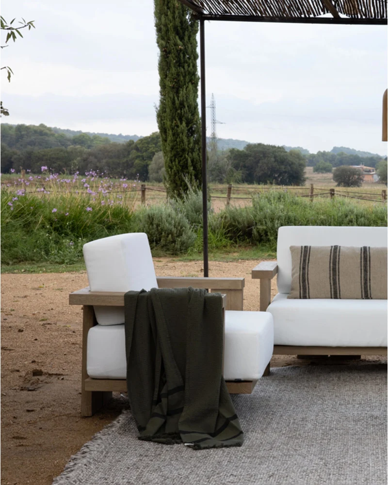 Sofá de exterior PANJANG 3/4 plazas de madera de teca 260 x 82 x 62 cm en acabado envejecido y textil blanco - Imagen 4