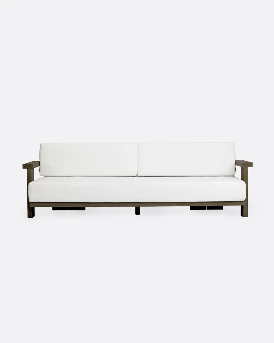 Sofá de exterior PANJANG 3/4 plazas de madera de teca 260 x 82 x 62 cm en acabado envejecido y textil blanco