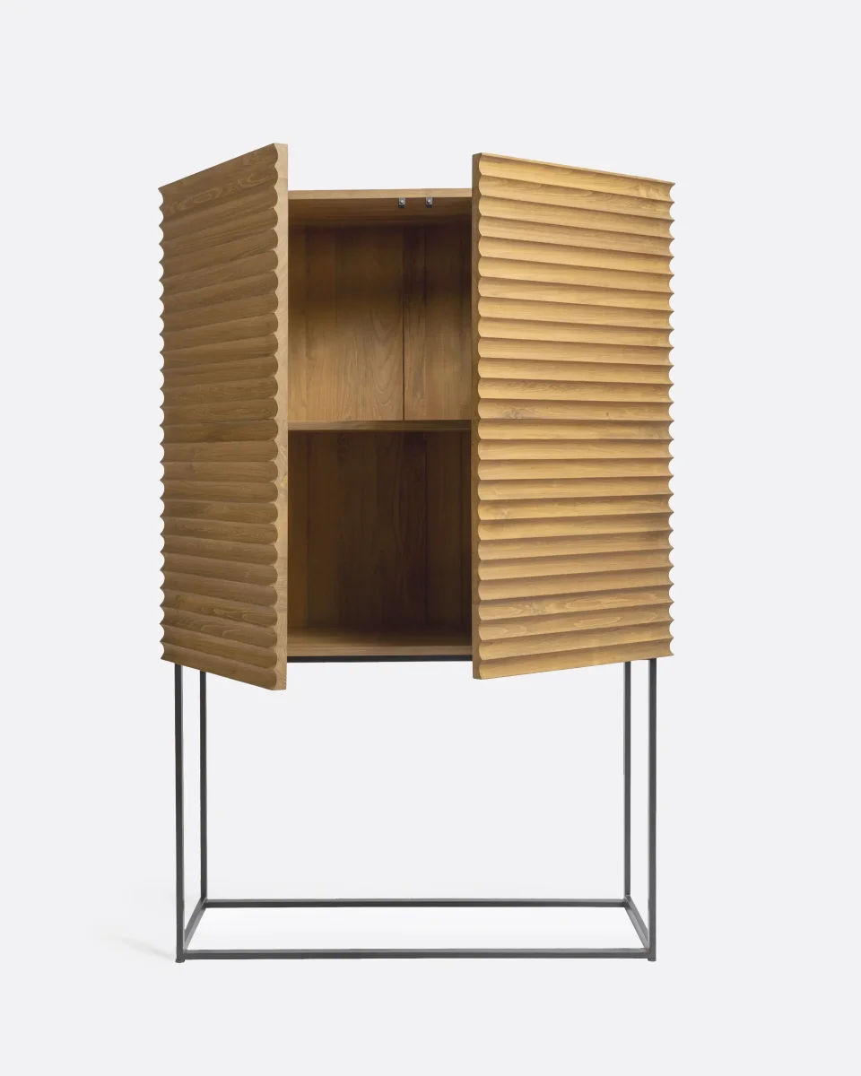 Vitrina TAMAN de madera de teca reciclada y hierro 110 x 45 x 170 cm en color natural - Imagen 3